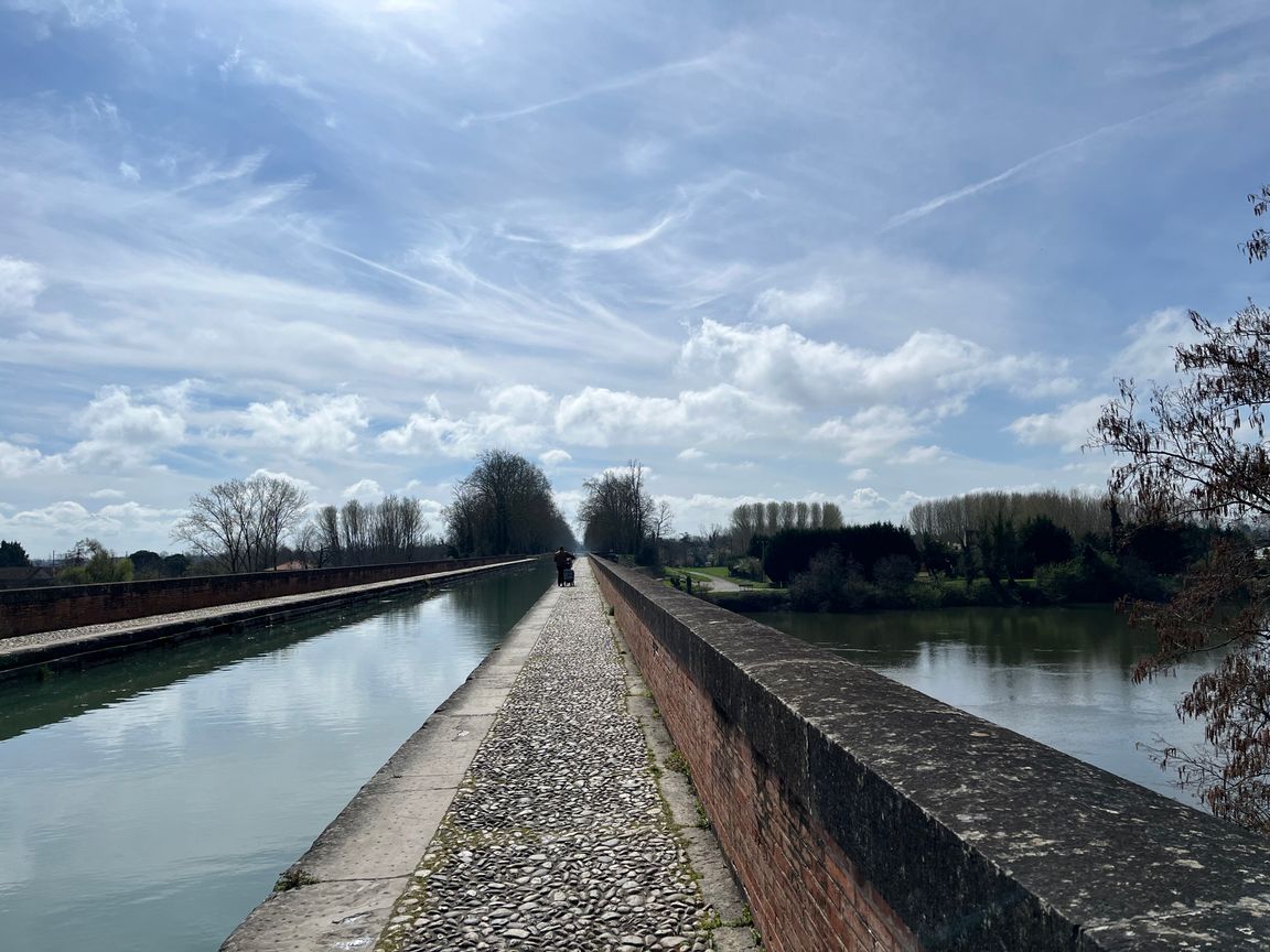 Garonne Canal crossing over the Garonne river